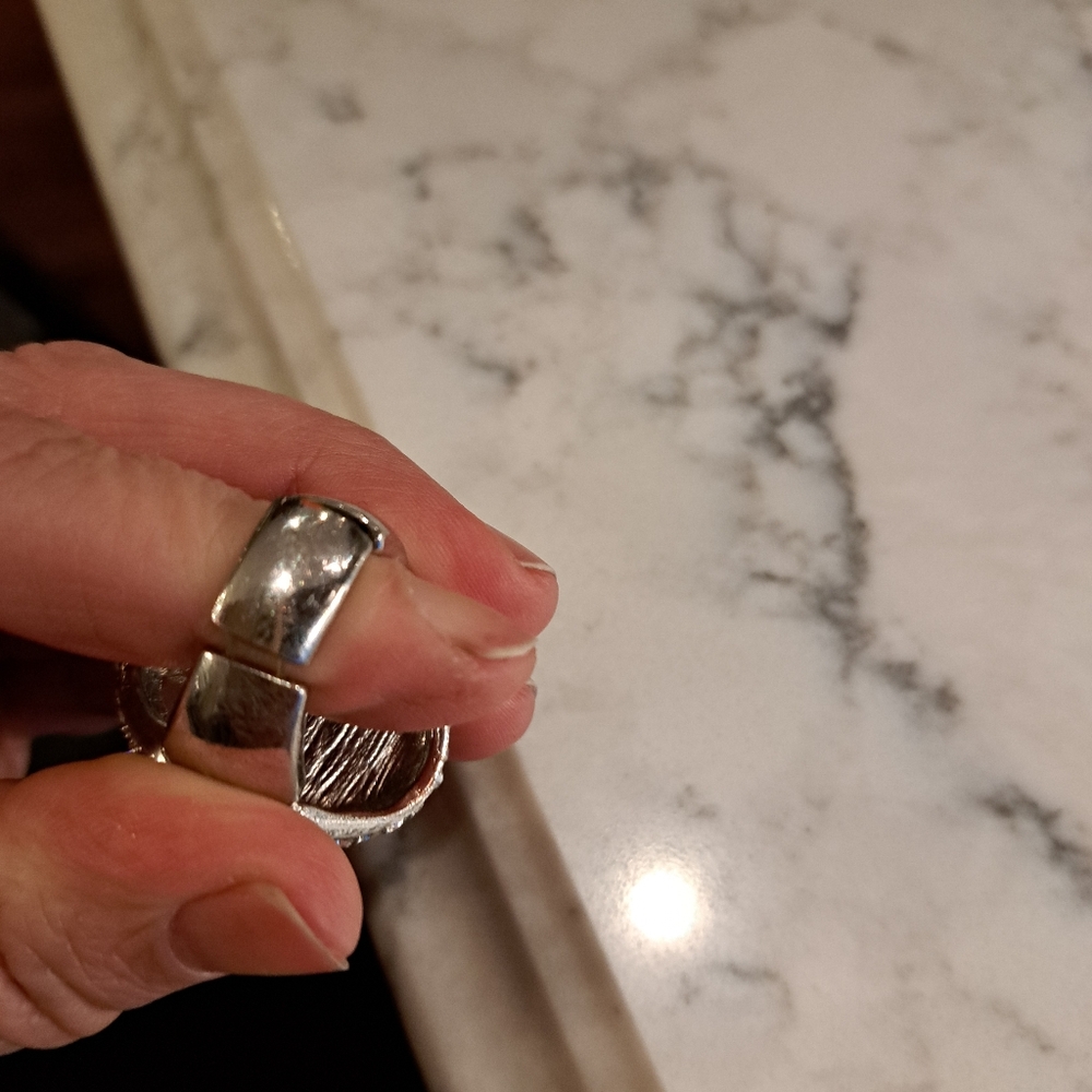 Black ring - Picture 2 of 2